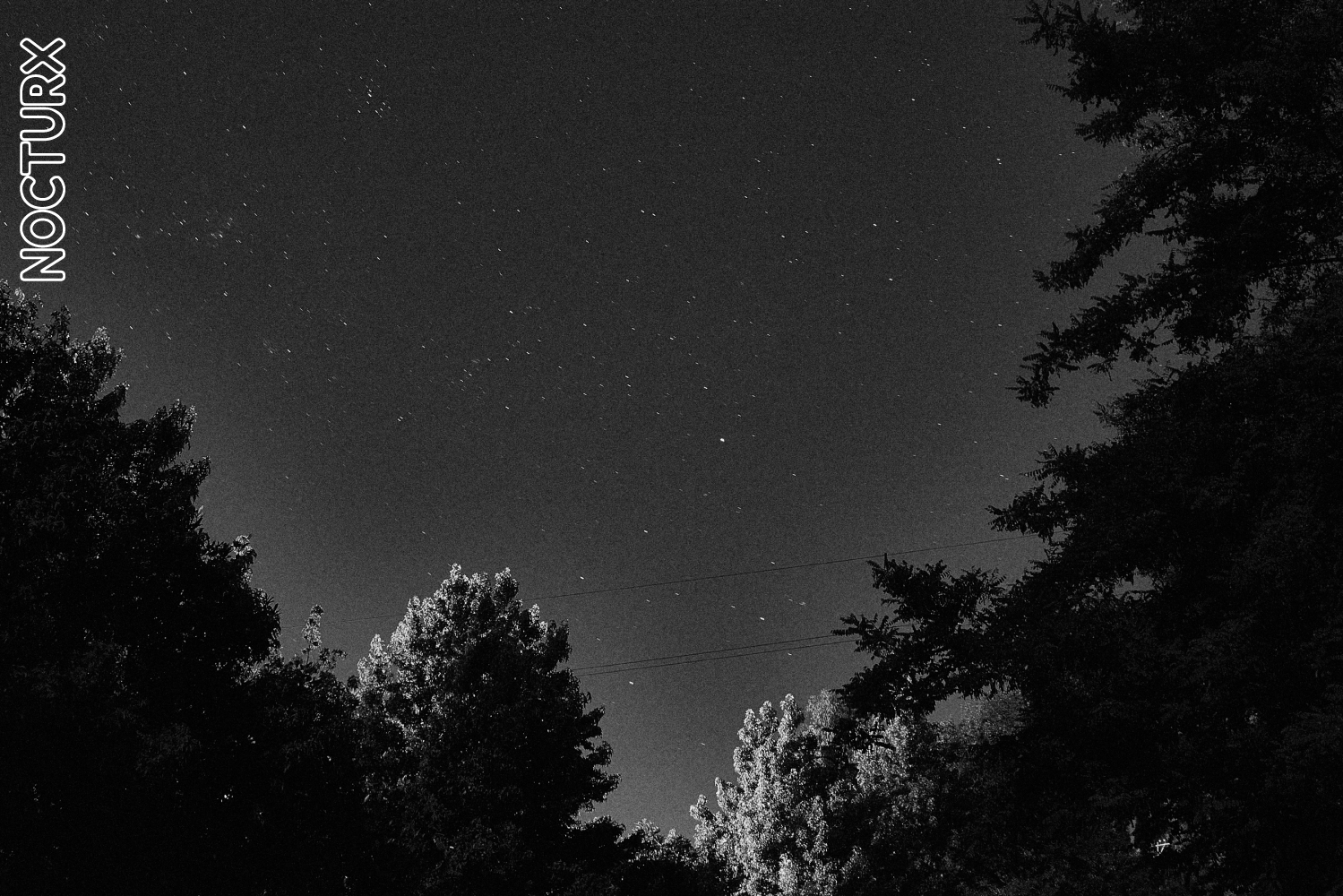 Vista nocturna, con la Cruz del Sur al centro