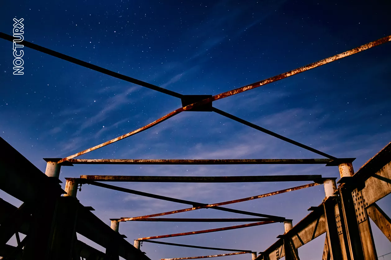 El viejo puente Maule bajo las estrellas